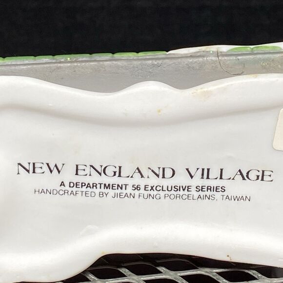 Department 56 New England Village Sign Christmas Accessory Figurine With Box - Picture 10 of 13